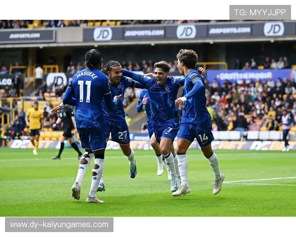 切尔西两翼横向推进持续制造威胁——蓝军的进攻艺术与现代足球之美